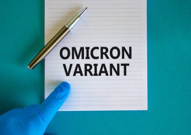 Yeni covid-19 omikron varyant türü sembolü. Beyaz notlu mavi eldiven verin. Omicron değişkeni kavramsal kelimeler. Metalik kalem. Tıbbi ve COVID-19 omikron varyant türü konsepti. Boşluğu kopyala.