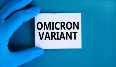 Yeni covid-19 omikron varyant türü sembolü. Mavi eldiven ve beyaz kart. Omicron değişkeni kavramsal kelimeler. Tıbbi ve COVID-19 omikron varyant türü konsepti. Boşluğu kopyala.