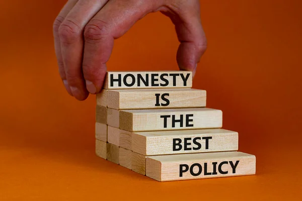 诚实是最好的政策标志 文字诚实的木块是橙色背景下最好的选择 复制空间 商人的手 最佳政策概念 — 图库照片