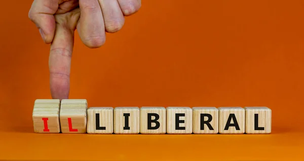 Niewiarygodny Lub Liberalny Symbol Biznesmen Zmienia Drewniane Kostki Słowo Nieliberalny — Zdjęcie stockowe