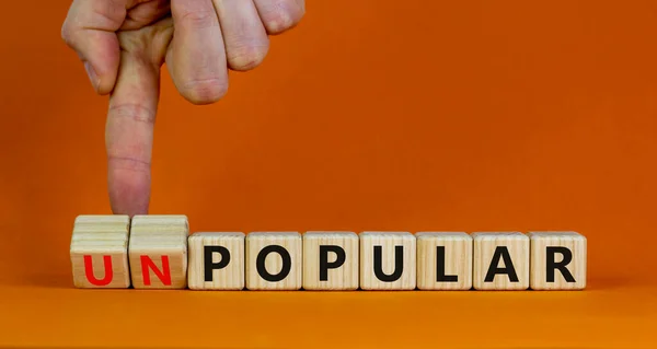 Símbolo Popular Impopular Empresario Convierte Cubos Madera Cambia Palabra Impopular —  Fotos de Stock