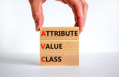 AVC öznitelik değeri sınıf sembolü. Ahşap bloklar üzerinde AVC değer sınıfını tanımlayan kavramsal kelimeler. Güzel beyaz arka plan, iş adamı eli, kopyalama alanı. İş ve AVC öznitelik değeri sınıf kavramı.