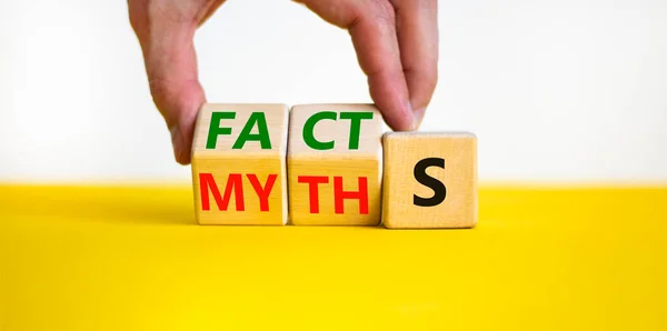 Fatos Mitos Símbolo Empresário Transforma Cubos Madeira Muda Palavra Mitos — Fotografia de Stock