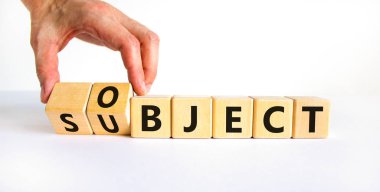 Nesne ve nesne sembolü. İş adamı küpü çevirir, nesne kelimesini değiştirir. Güzel beyaz masa, beyaz arka plan. İş, konu ve nesne kavramı. Boşluğu kopyala.