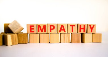 Empati sembolü. Ahşap küplere empati kelimesi. Güzel beyaz masa, beyaz arka plan, kopyalama alanı. İş, psikolojik ve empati kavramı.