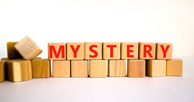 Gizem sembolü. Ahşap küplerdeki gizem kavramı. Güzel beyaz masa, beyaz arka plan, kopyalama alanı. İş ve gizemli konsept.