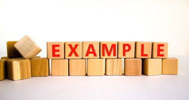 Örnek sembol. Ahşap küplerle ilgili konsept kelime. Güzel beyaz masa, beyaz arka plan, kopyalama alanı. İş ve örnek kavram.