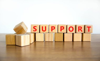 Destek sembolü. Tahta küplere konsept kelime desteği. Güzel ahşap masa, beyaz arka plan, fotokopi alanı. İş ve destek kavramı.