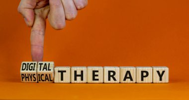 Fiziksel ya da dijital terapi sembolü. Doktor küpleri dönüştürür ve sözcük fizyoterapisini dijital terapiye çevirir. Güzel turuncu arka plan. Tıbbi ya da dijital terapi konsepti. Boşluğu kopyala.