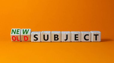 Eski ya da yeni konu sembolü. Tahta küplere dönüştü ve eski sözcüğü yeni bir konuya çevirdi. Güzel turuncu masa, turuncu arka plan. İş, eski ya da yeni konu kavramı. Boşluğu kopyala.