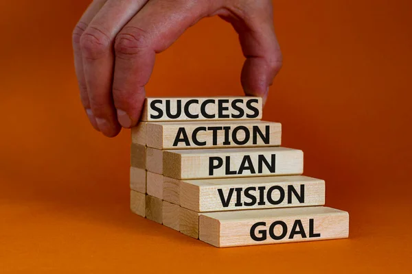 ビジネスコンセプトの成長成功プロセス オレンジの背景にステップ階段として積層ブロック コピースペース 言葉の目標 ビジョン アイデア 野心の概念的なイメージ — ストック写真