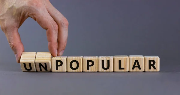 Símbolo Popular Impopular Empresario Convierte Cubos Madera Cambia Palabra Impopular —  Fotos de Stock