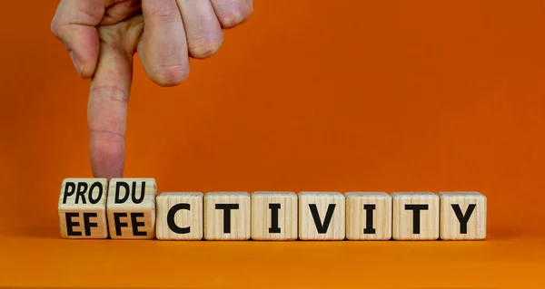 Effektivitet Och Produktivitetssymbol Affärsman Vänder Kuber Och Ändrar Ordet Produktivitet — Stockfoto