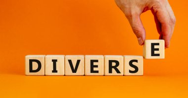 Çeşitlilik ve çeşitlilik sembolü. Tahta küplerde çeşitlilik kavramı. Güzel turuncu masa, turuncu arka plan, fotokopi alanı. İşadamı eli. İş çeşitliliği ve çeşitli kavramlar.