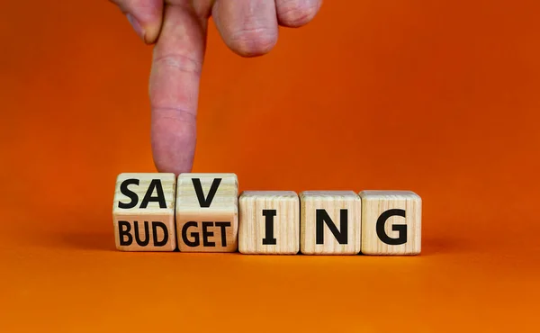 Προϋπολογισμός Και Την Εξοικονόμηση Σύμβολο Επιχειρηματίας Γυρίζει Ξύλινα Κύβους Και — Φωτογραφία Αρχείου