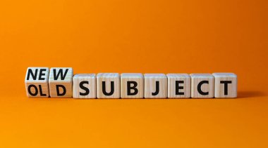 Eski ya da yeni konu sembolü. Tahta küplere dönüştü ve eski sözcüğü yeni bir konuya çevirdi. Güzel turuncu masa, turuncu arka plan. İş, eski ya da yeni konu kavramı. Boşluğu kopyala.
