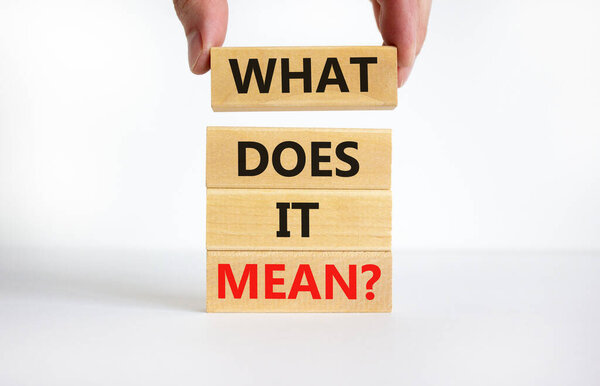 Что значит "символ"? Понятие слова Что оно означает на деревянных блоках. Деловая рука. Красивый белый стол, белый фон, пространство для копирования. Бизнес и что это значит.