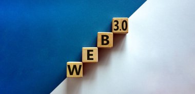 Web 3.0 sembolü. İçinde konsept sözcükler olan tahta küpler, web 3.0. Güzel mavi ve beyaz arka plan, kopyalama alanı. İş, teknoloji web3 ve WEB 3.0 konsepti.