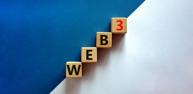 Web 3 ya da web 3 sembolü. İçinde konsept sözcükler olan tahta küpler. Güzel mavi ve beyaz arka plan, kopyalama alanı. İş, teknoloji web3 ve WEB 3 veya 3.0 kavramı.