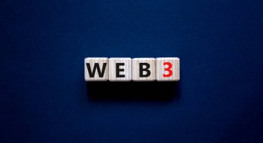 Web 3 ya da web 3 sembolü. İçinde konsept sözcükler olan tahta küpler. Güzel gri masa, gri arkaplan, kopyalama alanı. İş, teknoloji web3 ve WEB 3 veya 3.0 kavramı.