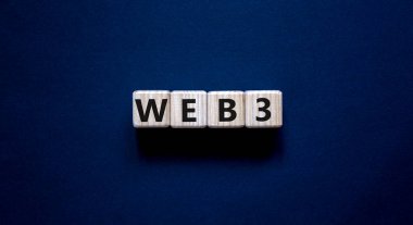 Web 3 ya da web 3 sembolü. İçinde konsept sözcükler olan tahta küpler. Güzel gri masa, gri arkaplan, kopyalama alanı. İş, teknoloji web3 ve WEB 3 veya 3.0 kavramı.