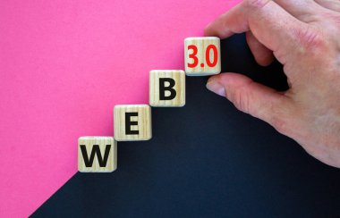Web 3.0 sembolü. İçinde konsept sözcükler olan tahta küpler, web 3.0. Güzel mor ve siyah arkaplan, kopyalama alanı. İşadamı eli. İş, teknoloji web3 ve WEB 3.0 konsepti.