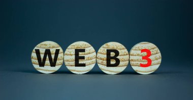 Web 3 ya da web 3 sembolü. İçinde konsept sözcükler olan ahşap daireler. Güzel gri masa, gri arkaplan, kopyalama alanı. İş, teknoloji web3 ve WEB 3 veya 3.0 kavramı.