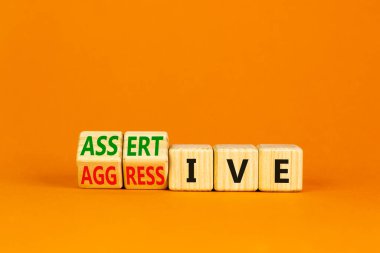 Saldırgan ya da iddialı bir sembol. Tahta küpler, agresif kelimesini 