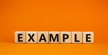 Örnek sembol. Ahşap küplerle ilgili konsept kelime. Güzel turuncu masa, turuncu arka plan, fotokopi alanı. İş ve örnek kavram.