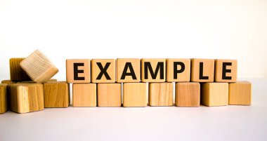 Örnek sembol. Ahşap küplerle ilgili konsept kelime. Güzel beyaz masa, beyaz arka plan, kopyalama alanı. İş ve örnek kavram.