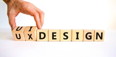 UX kullanıcı deneyimi tasarımı veya UI kullanıcı arayüzü tasarım sembolü. İşadamı küplere dönüşür, kelimeleri UX tasarımına çevirir. Güzel beyaz arka plan. İş UX veya UI tasarım konsepti. Boşluğu kopyala.