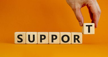 Destek sembolü. Tahta küplere konsept kelime desteği. Güzel turuncu masa, turuncu arka plan, fotokopi alanı. İşadamı eli. İş ve destek kavramı.