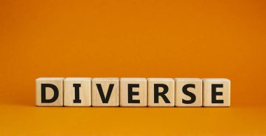 Çeşitlilik ve çeşitlilik sembolü. Tahta küplerde çeşitlilik kavramı. Güzel turuncu masa, turuncu arka plan, fotokopi alanı. İş çeşitliliği ve çeşitli kavramlar.