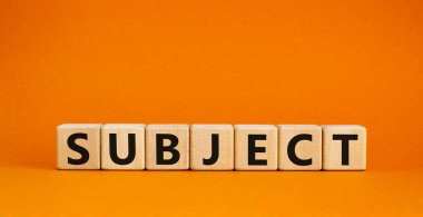 Konu sembolü. Ahşap küplerdeki konsept kelime. Güzel turuncu masa, turuncu arka plan, fotokopi alanı. İş ve konu kavramı.