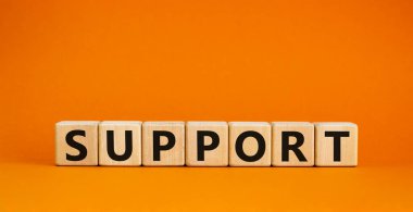 Destek sembolü. Tahta küplere konsept kelime desteği. Güzel turuncu masa, turuncu arka plan, fotokopi alanı. İş ve destek kavramı.