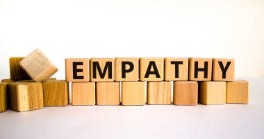 Empati sembolü. Ahşap küplere empati kelimesi. Güzel beyaz masa, beyaz arka plan, kopyalama alanı. İş, psikolojik ve empati kavramı.