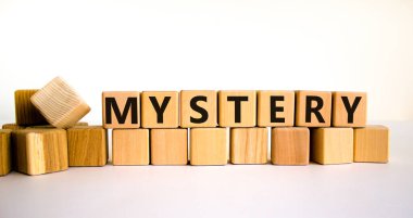 Gizem sembolü. Ahşap küplerdeki gizem kavramı. Güzel beyaz masa, beyaz arka plan, kopyalama alanı. İş ve gizemli konsept.