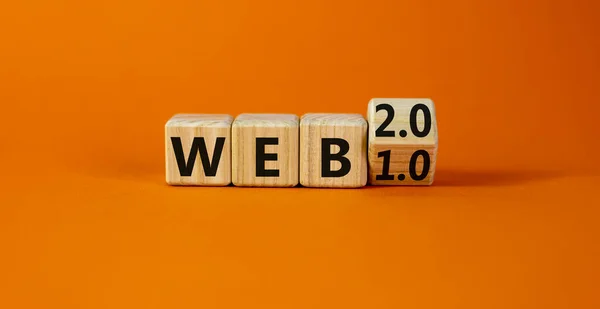 Web 0か2 0の記号 木製の立方体になり 単語Web 0をWeb 0に変更した 美しいオレンジのテーブル オレンジの背景 コピースペース — ストック写真