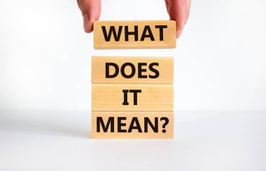 Bu ne anlama geliyor? Kelimelerin tahta bloklarda ne anlama geldiğini kavrayın. İşadamı eli. Güzel beyaz masa, beyaz arka plan, kopyalama alanı. İş ve bunun anlamı nedir?.