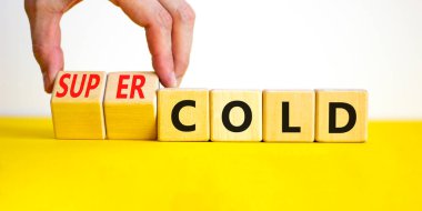 Çok soğuk bir sembol. Doktor ahşap küpleri değiştiriyor ve konsepti çok soğuk kelimelere dönüştürüyor. Güzel sarı masa, beyaz arka plan, kopyalama alanı. Tıbbi ve süper soğuk konsept.