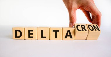 Covid-19 delta ve deltacron sembolü. Doktor küpleri döndürür ve delta kelimesini deltakron olarak değiştirir. Güzel beyaz arka plan. Tıbbi, covid-19 Corona delta ve deltacron konsepti. Boşluğu kopyala.