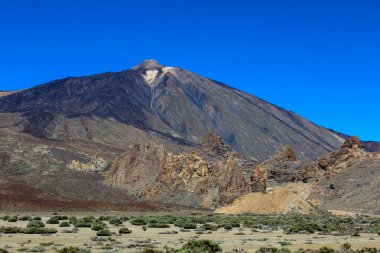 Teide Dağı ve Orotava Vadisi, Tenerife, İspanya. Güzel arka plan. Huzurlu bir doğa. Mavi gökyüzü ve günışığı. Kavramsal resim.