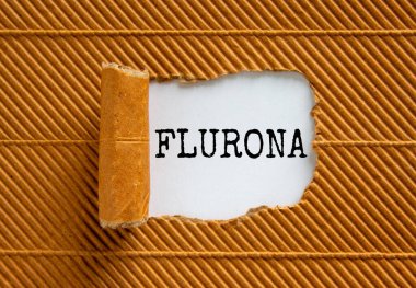 Covid-19 Corona ve grip Flurona sembolü. Konsept kelime flurona yırtık kahverengi kağıt arkasında görünür. Güzel kahverengi ve beyaz arka plan. Tıbbi covid-19 corona ve grip Flurona konsepti. Boşluğu kopyala.