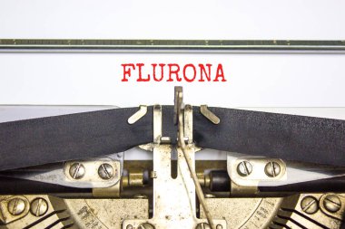 Covid-19 Corona ve grip Flurona sembolü. Konsept kelime Flurona retro daktiloda yazıldı. Güzel beyaz arka plan. Tıbbi covid-19 corona ve grip Flurona konsepti. Boşluğu kopyala.