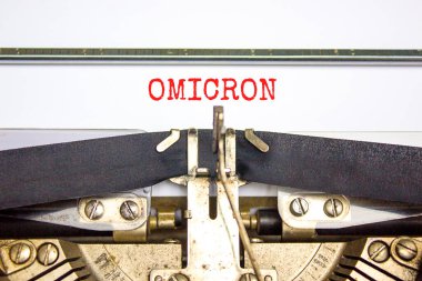 Covid-19 Corona ve Omicron sembolü. Omicron 'un retro daktiloda yazdığı kavram. Güzel beyaz arka plan. Tıbbi covid-19 Corona omicron konsepti. Boşluğu kopyala.