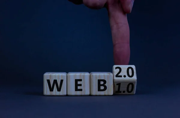 Web 0か2 0の記号 ビジネスマンは木製の立方体を回し 単語Web 0をWeb 0に変える 美しい灰色のテーブル 灰色の背景 コピースペース — ストック写真
