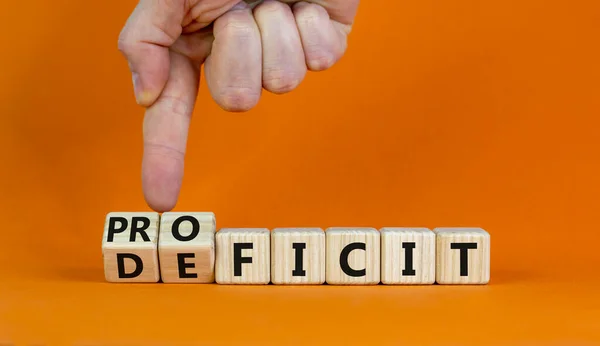 Proficyt Lub Symbol Deficytu Biznesmen Zamienia Kostki Zmienia Słowo Deficyt — Zdjęcie stockowe