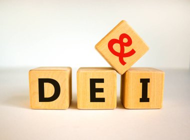 DEI, Çeşitlilik, sermaye ve kapsama sembolü. DEI, çeşitlilik, özsermaye ve güzel beyaz arka planda tahta küplere eklenen kavramsal kelimeler. İş, DEI, çeşitlilik, sermaye ve kapsama kavramı.