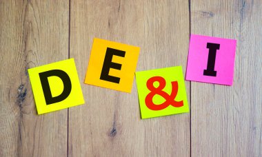 DEI, Çeşitlilik, sermaye ve kapsama sembolü. Kelime kavramları DEI, çeşitlilik, özsermaye ve güzel ahşap arka planda kağıt üzerinde kapsama. İş, DEI, çeşitlilik, sermaye ve kapsama kavramı.