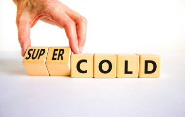 Çok soğuk bir sembol. Doktor ahşap küpleri değiştiriyor ve konsepti çok soğuk kelimelere dönüştürüyor. Güzel beyaz masa, beyaz arka plan, kopyalama alanı. Tıbbi ve süper soğuk konsept.